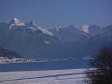 18  vor der Bergkulisse, der zugefrorene See